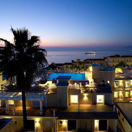Grand Hotel La Favorita Sorrento Bagian luar foto Sunset at the resort