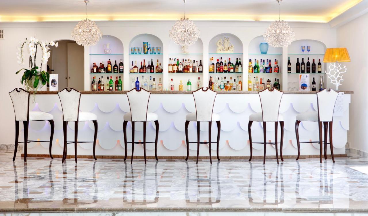 Grand Hotel La Favorita Sorrento Bagian luar foto The bar at the hotel
