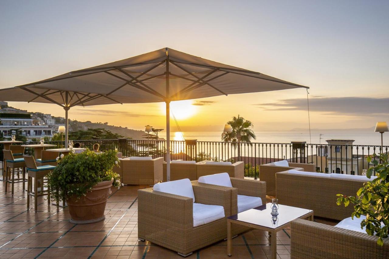 Grand Hotel La Favorita Sorrento Bagian luar foto The hotel's rooftop bar