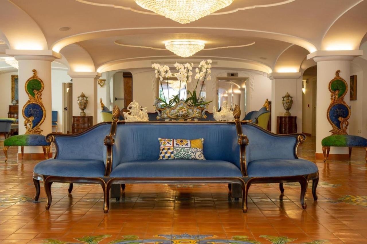 Grand Hotel La Favorita Sorrento Bagian luar foto The lobby of the hotel