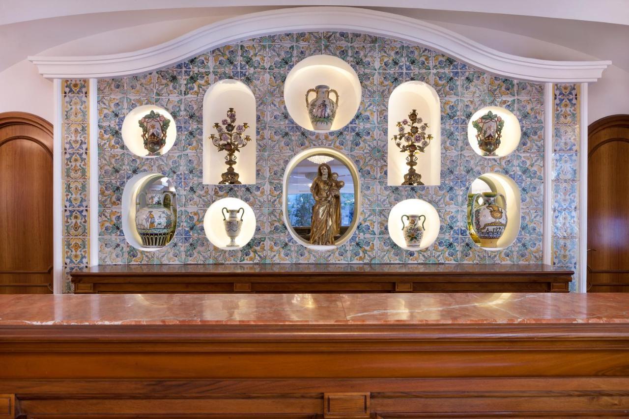 Grand Hotel La Favorita Sorrento Bagian luar foto A display of the work of the Delft tile factory