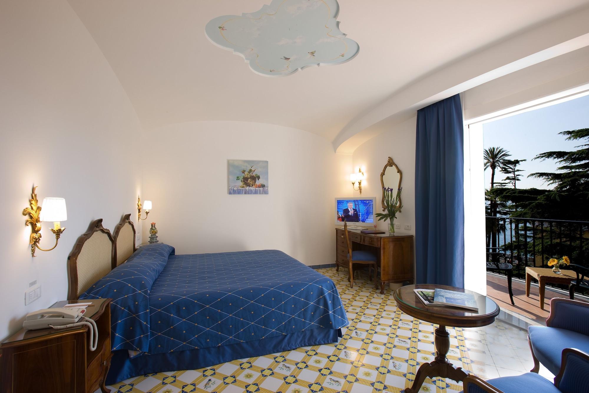 Grand Hotel La Favorita Sorrento Bagian luar foto A room at the Grand Hotel