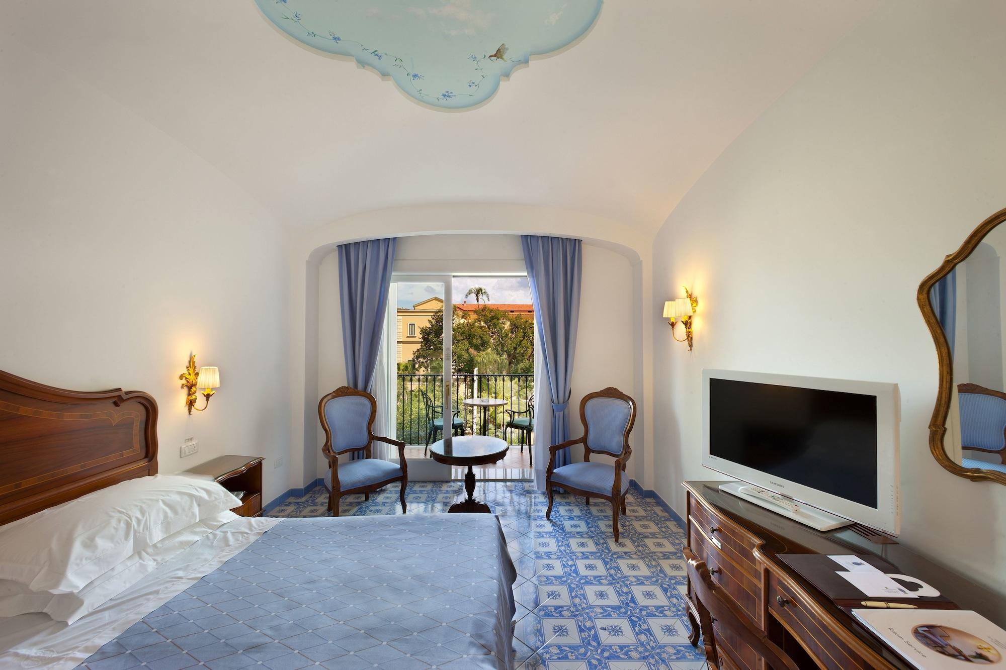 Grand Hotel La Favorita Sorrento Bagian luar foto A room at the hotel