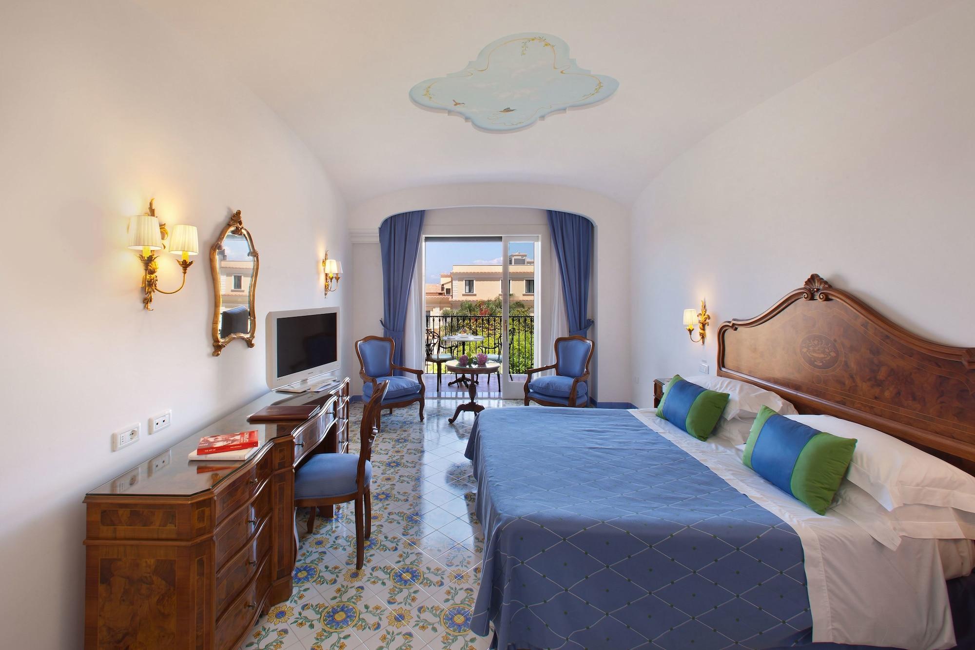 Grand Hotel La Favorita Sorrento Bagian luar foto A room at the Grand Hotel