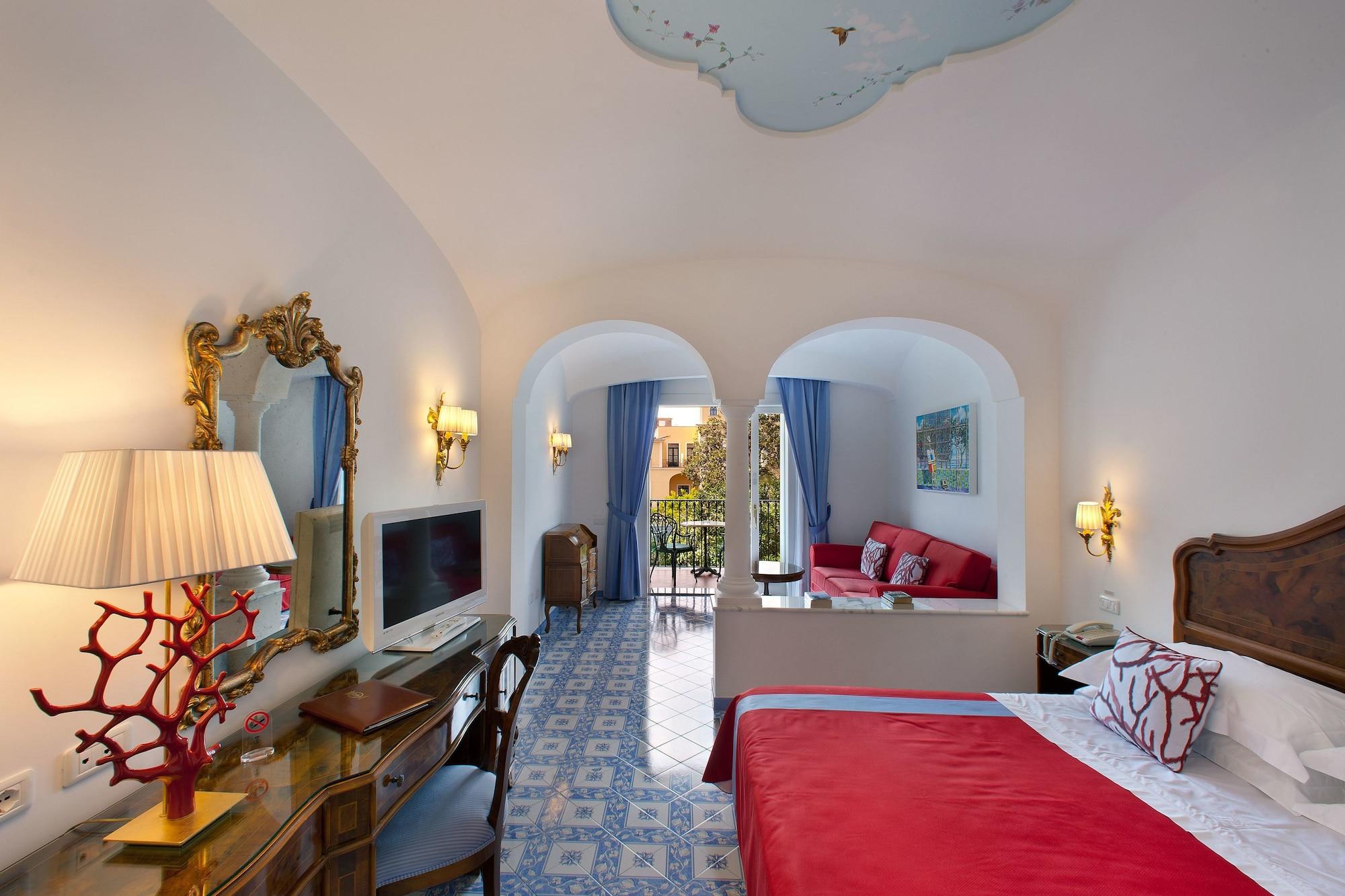 Grand Hotel La Favorita Sorrento Bagian luar foto A room at the hotel