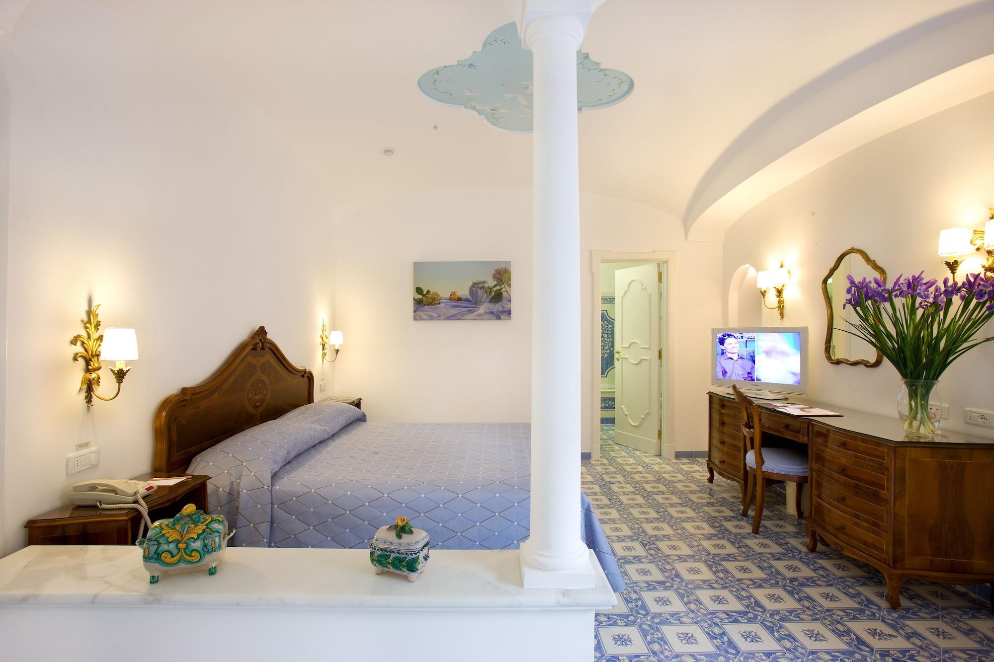 Grand Hotel La Favorita Sorrento Bagian luar foto A room at the hotel