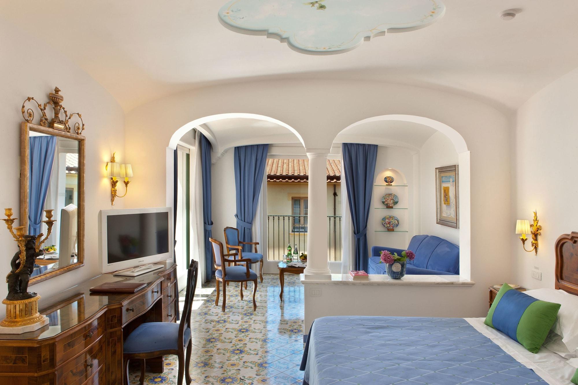 Grand Hotel La Favorita Sorrento Bagian luar foto A room at the hotel