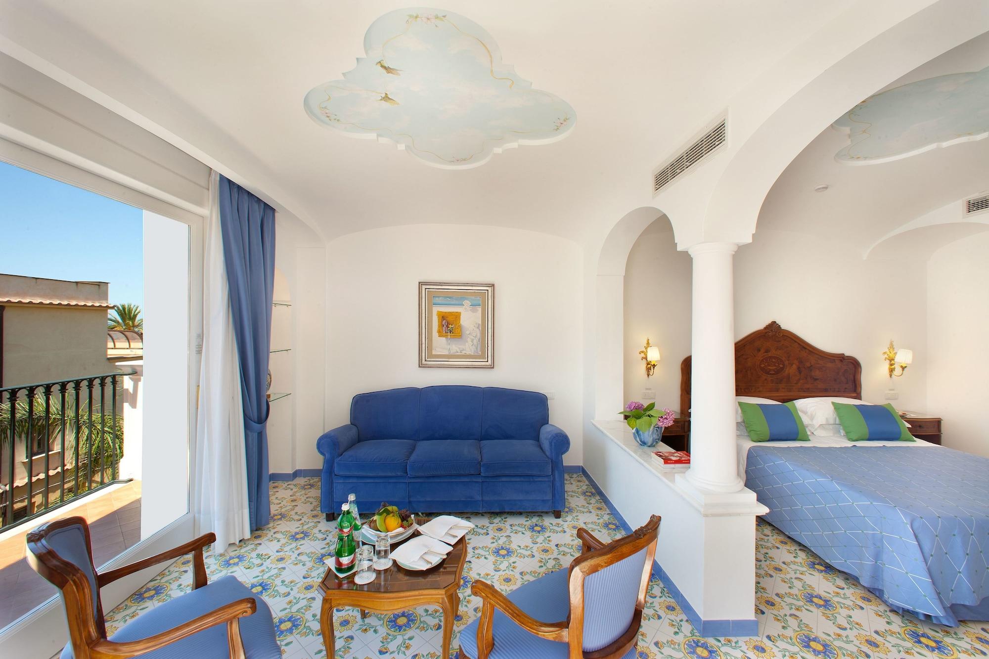 Grand Hotel La Favorita Sorrento Bagian luar foto A room at the Grand Hotel