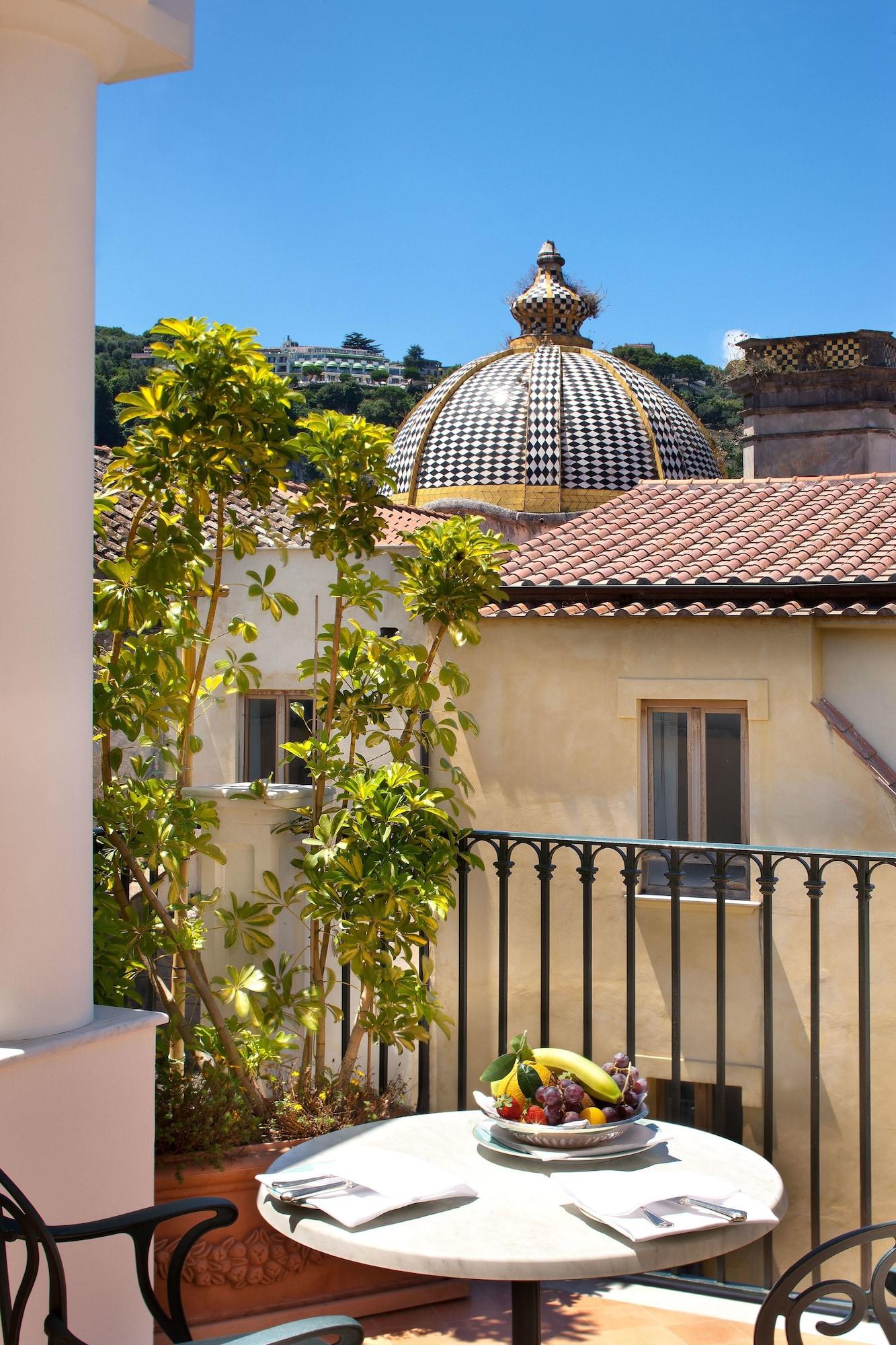 Grand Hotel La Favorita Sorrento Bagian luar foto The dome of the church