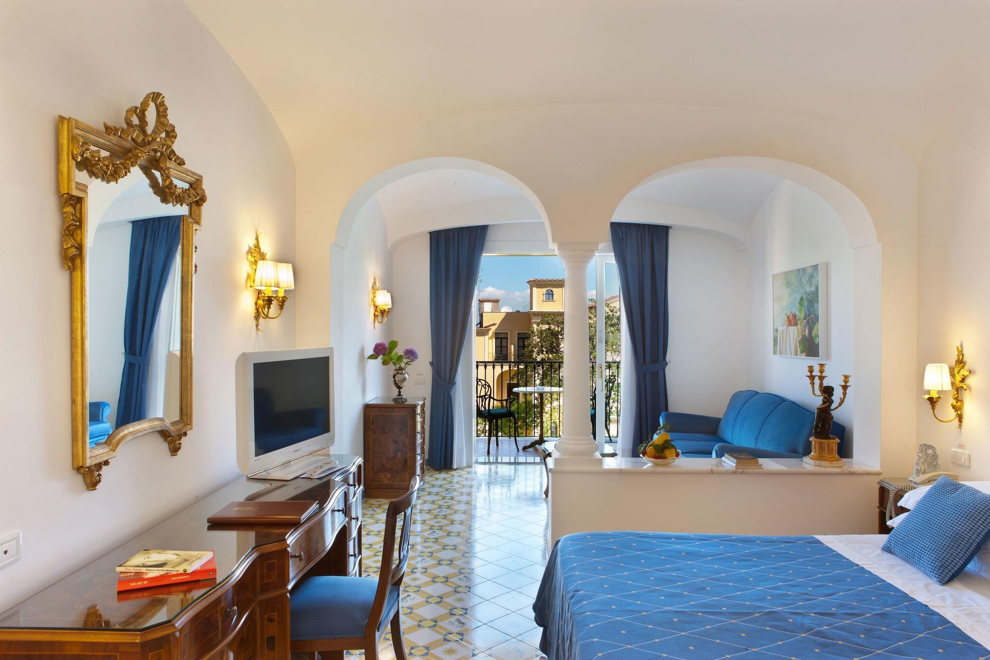 Grand Hotel La Favorita Sorrento Bagian luar foto A room at the Grand Hotel Royal