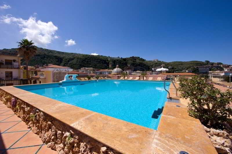 Grand Hotel La Favorita Sorrento Bagian luar foto A swimming pool