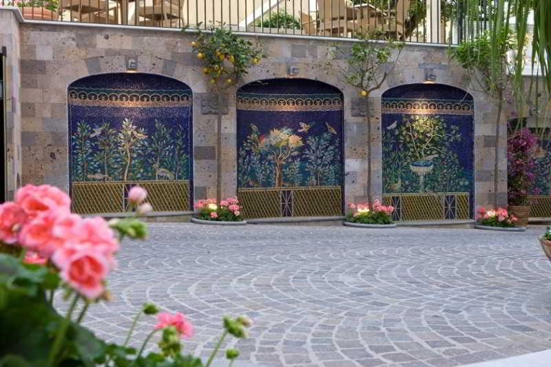 Grand Hotel La Favorita Sorrento Bagian luar foto The mosaic courtyard