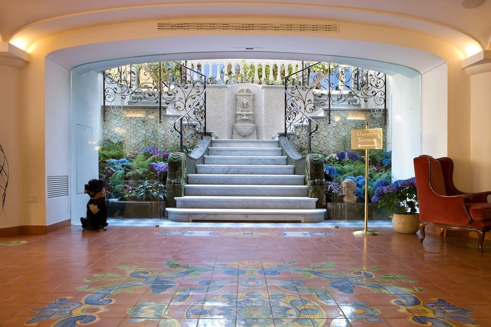 Grand Hotel La Favorita Sorrento Bagian luar foto The lobby of the hotel