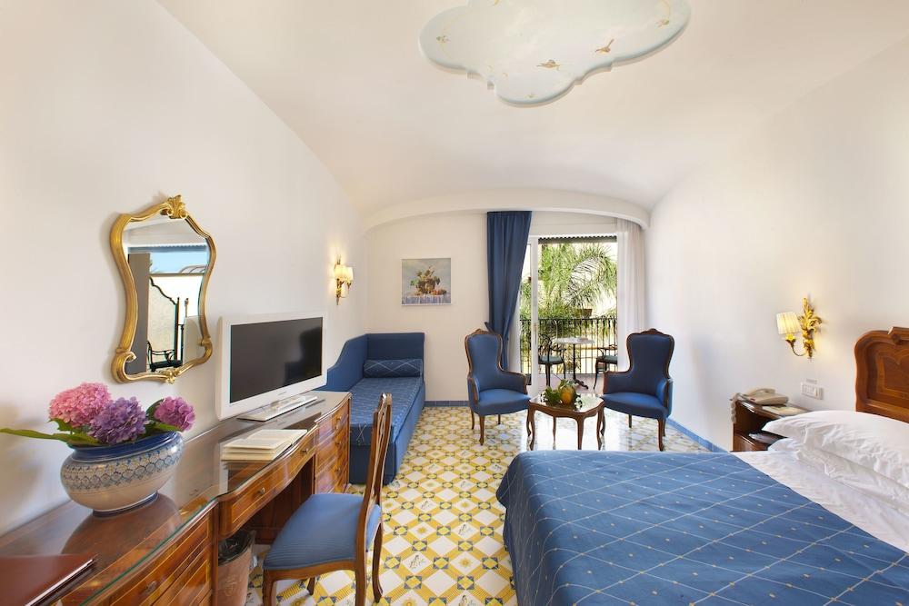 Grand Hotel La Favorita Sorrento Bagian luar foto A room at the Grand Hotel