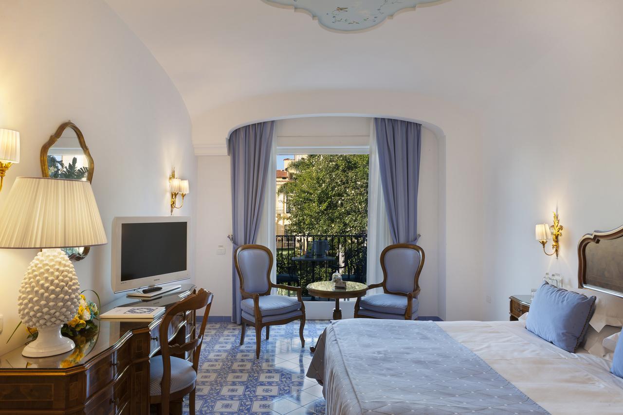 Grand Hotel La Favorita Sorrento Bagian luar foto A room at the hotel