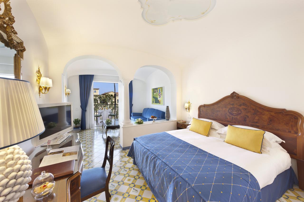 Grand Hotel La Favorita Sorrento Bagian luar foto A room at the hotel