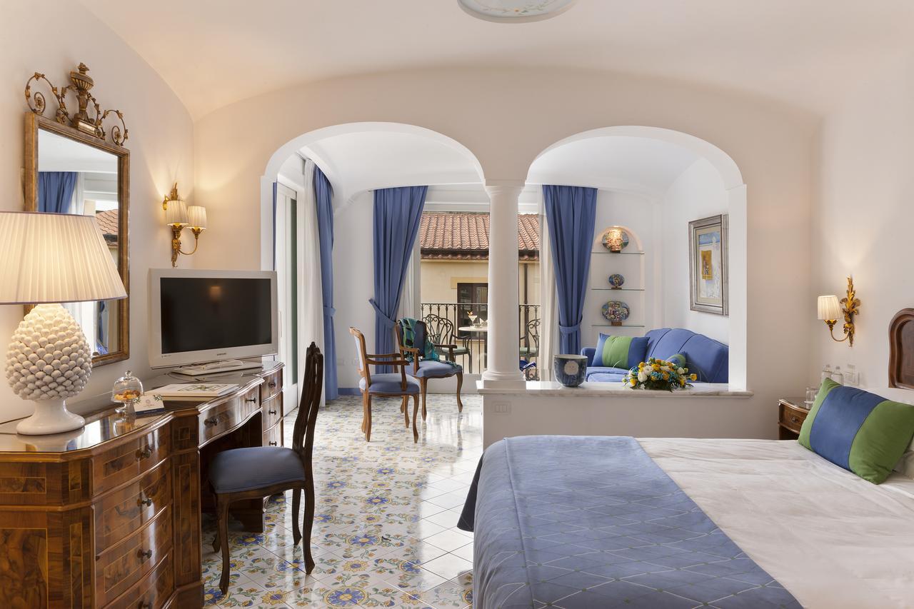 Grand Hotel La Favorita Sorrento Bagian luar foto A room at the hotel