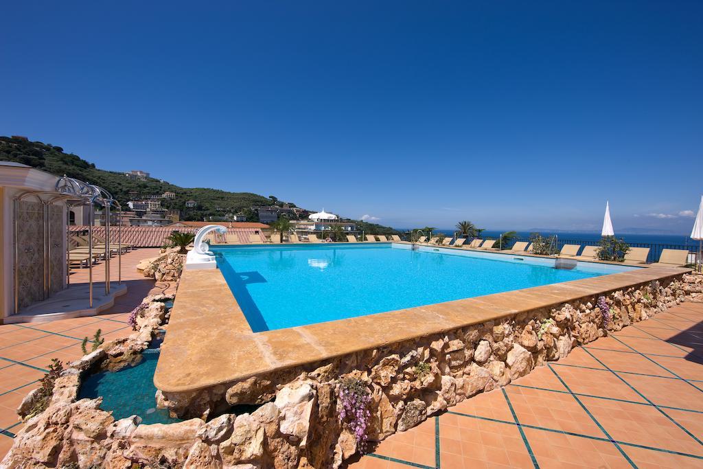 Grand Hotel La Favorita Sorrento Bagian luar foto The swimming pool at the hotel