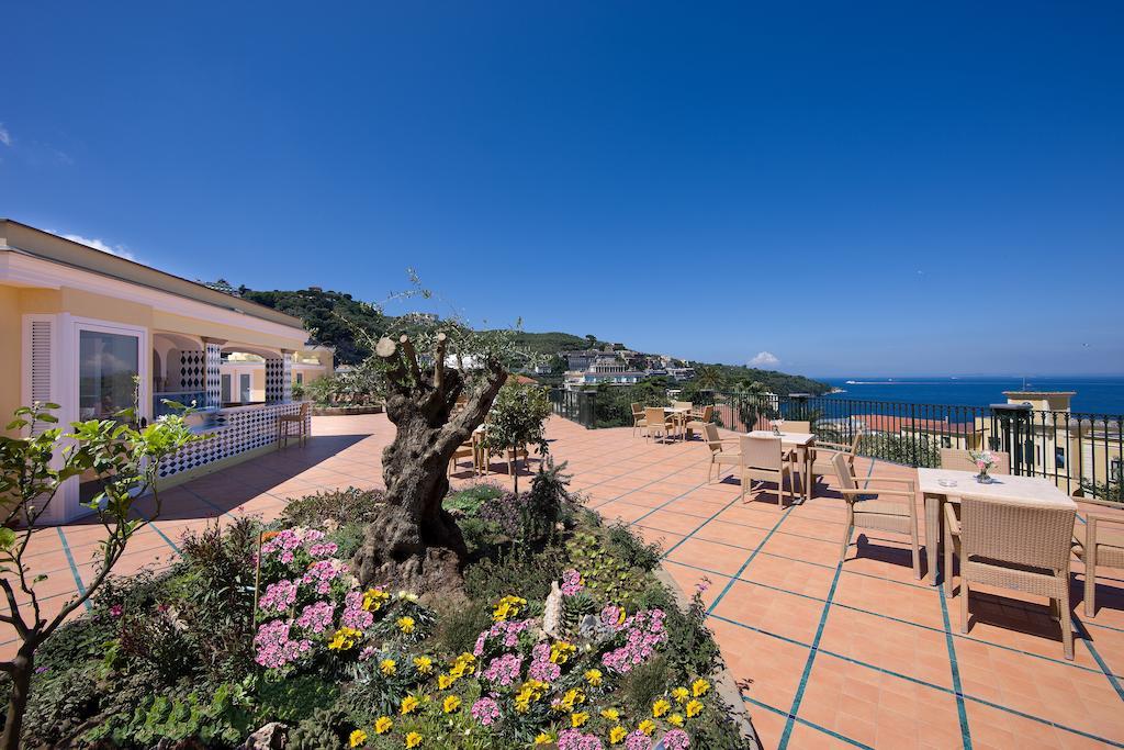 Grand Hotel La Favorita Sorrento Bagian luar foto The terrace