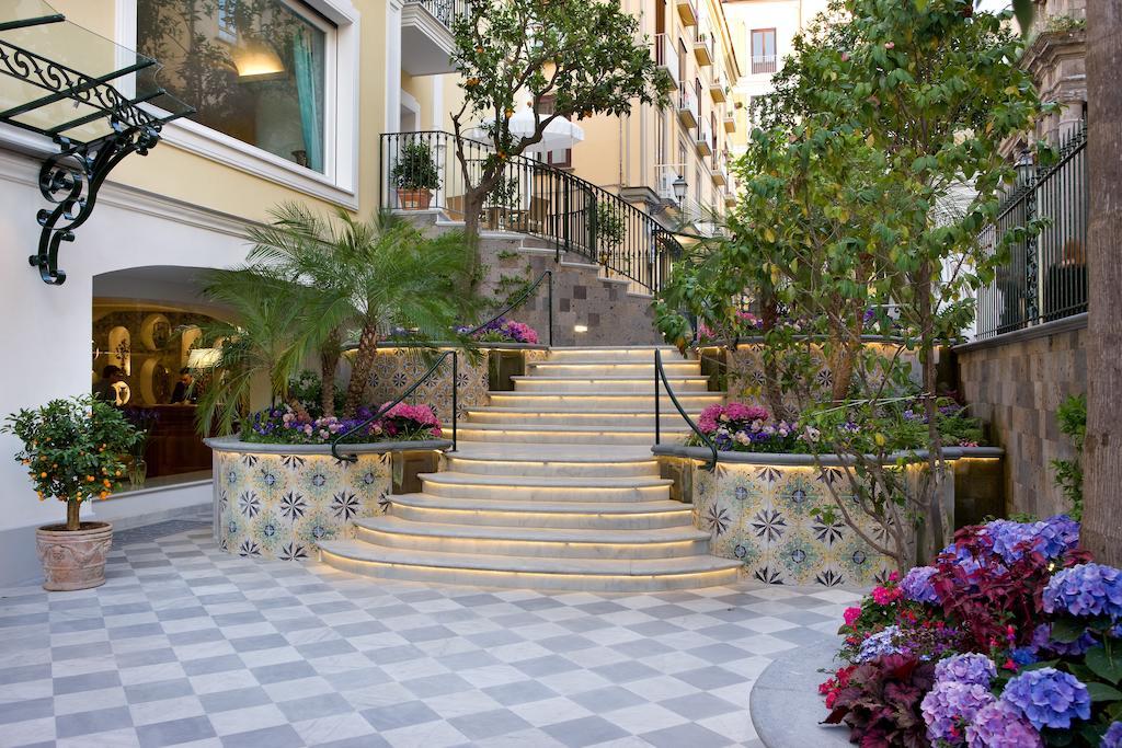 Grand Hotel La Favorita Sorrento Bagian luar foto The Hotel's entrance