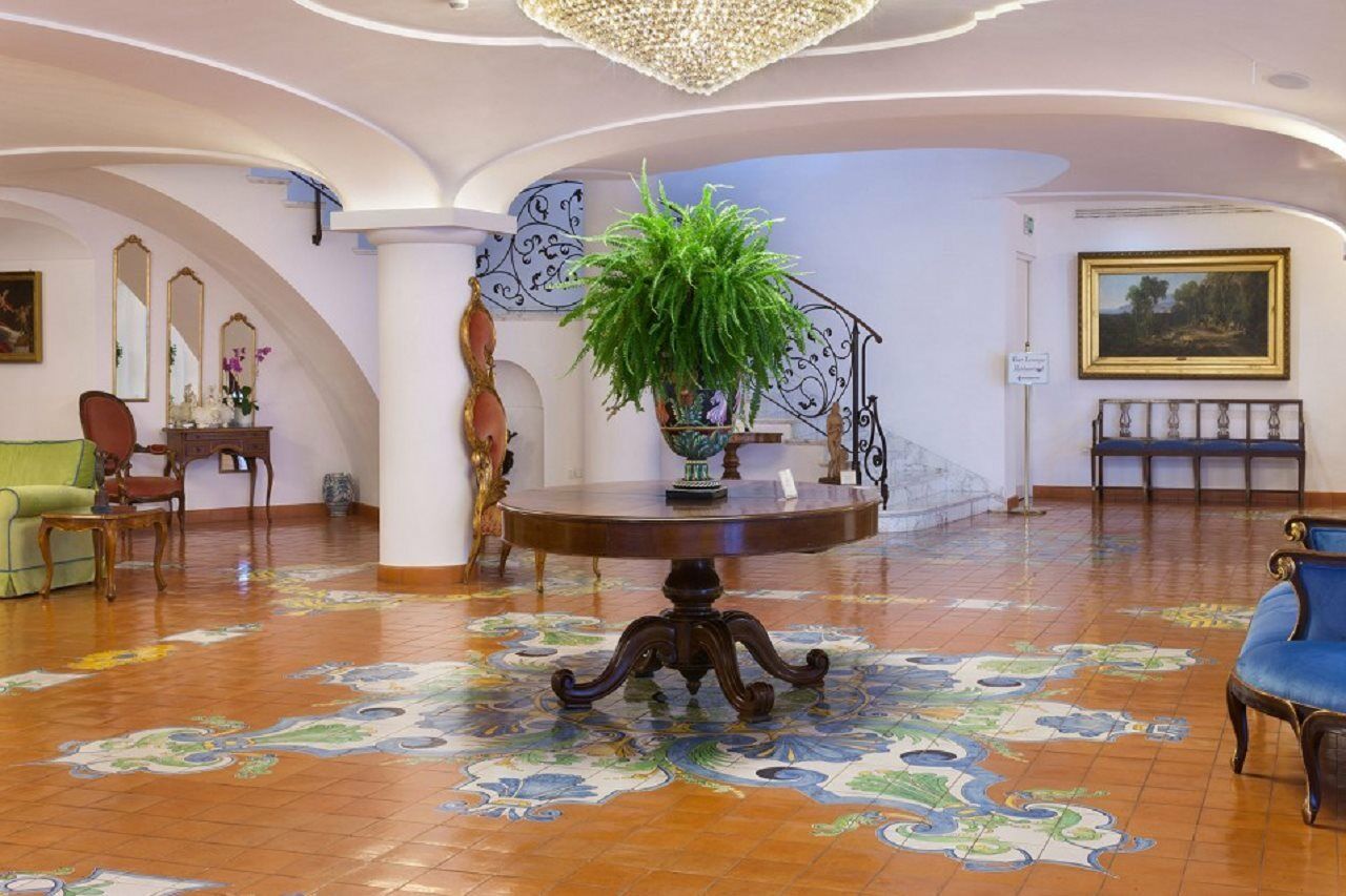Grand Hotel La Favorita Sorrento Bagian luar foto Interior of the residence
