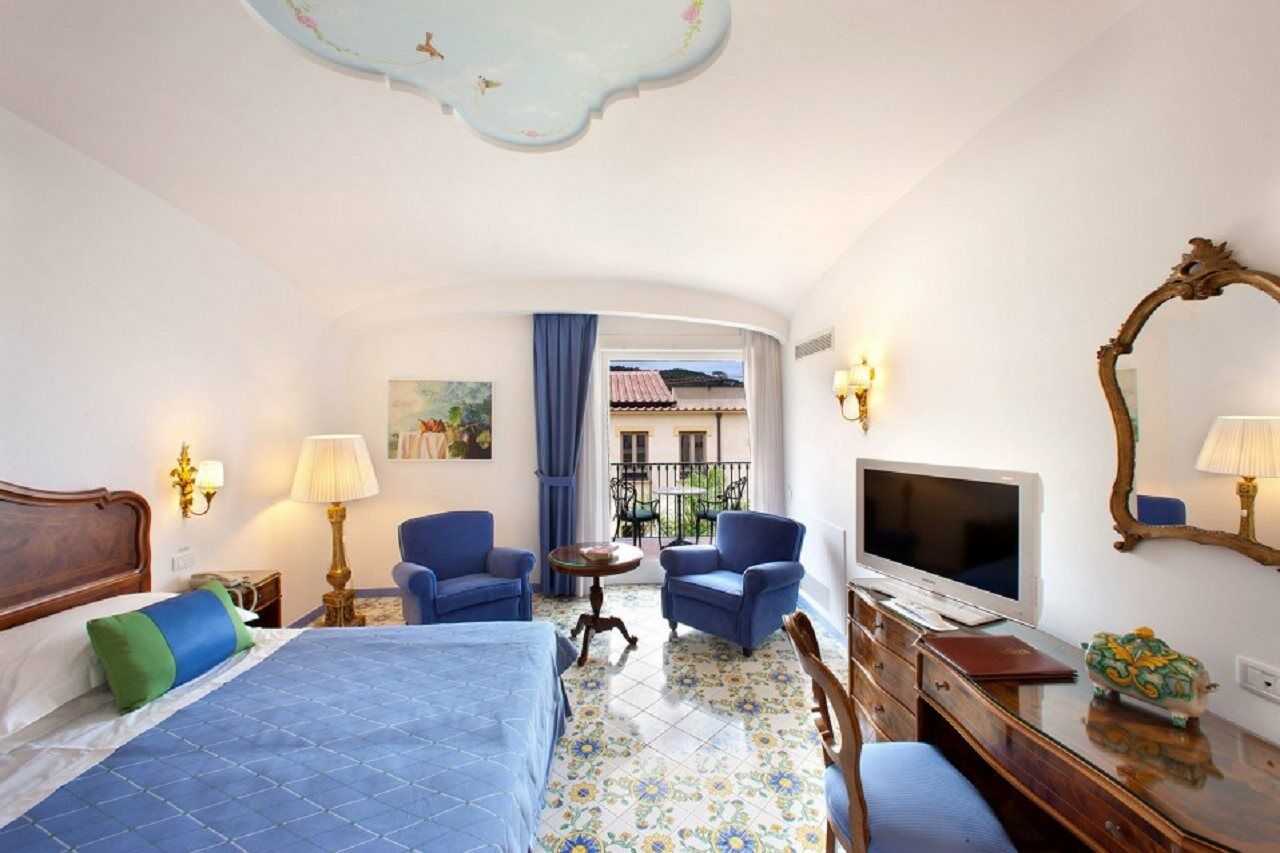 Grand Hotel La Favorita Sorrento Bagian luar foto A room at the hotel
