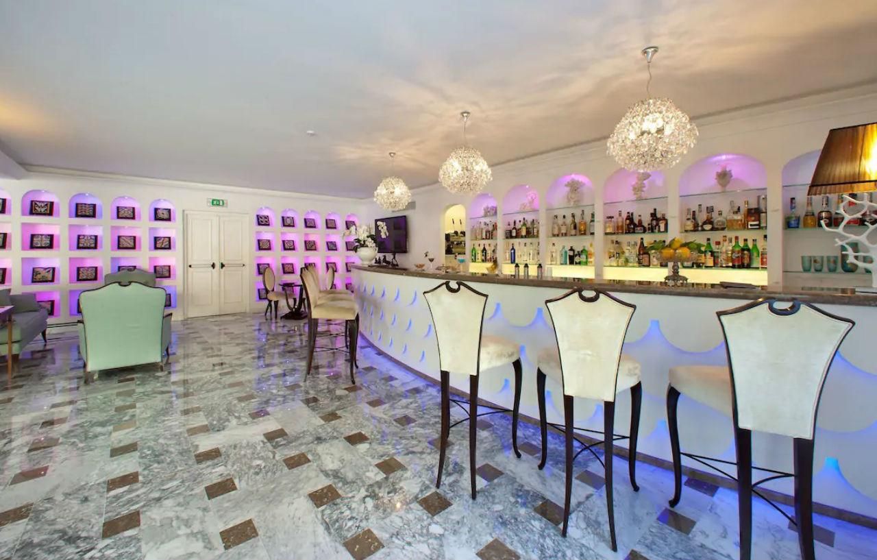 Grand Hotel La Favorita Sorrento Bagian luar foto The bar at the hotel